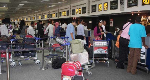 الفرق عندي بين مصر و الإمارات ( مواطن مصري في مطار دبي | من تحب أكثر مصر أم الامارات )