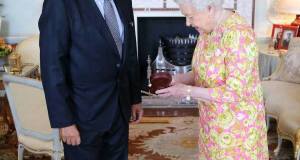 الملكة إليزابيث الثانية ملكة بريطانيا تستقبل البروفيسور الدكتور مجدى يعقوب طبيب وجراح القلب العالمى