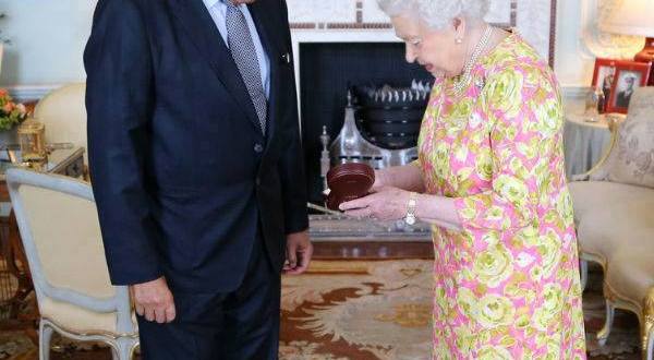 الملكة إليزابيث الثانية ملكة بريطانيا تستقبل البروفيسور الدكتور مجدى يعقوب طبيب وجراح القلب العالمى