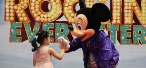 الصغار يلتقون شخصيات «ديزني» المفضلة في «دبي مول»