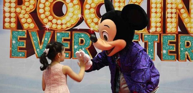 الصغار يلتقون شخصيات «ديزني» المفضلة في «دبي مول»