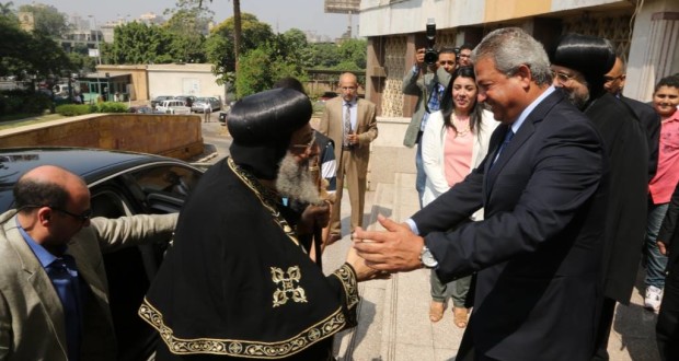 “عبد العزيز” يستقبل “البابا تواضروس” خلال فعاليات مؤتمر دور الشباب في بناء مستقبل مصر