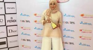 فوز هدير سليمان بجائزه احسن امراه في التجارة الالكترونية في الامارات